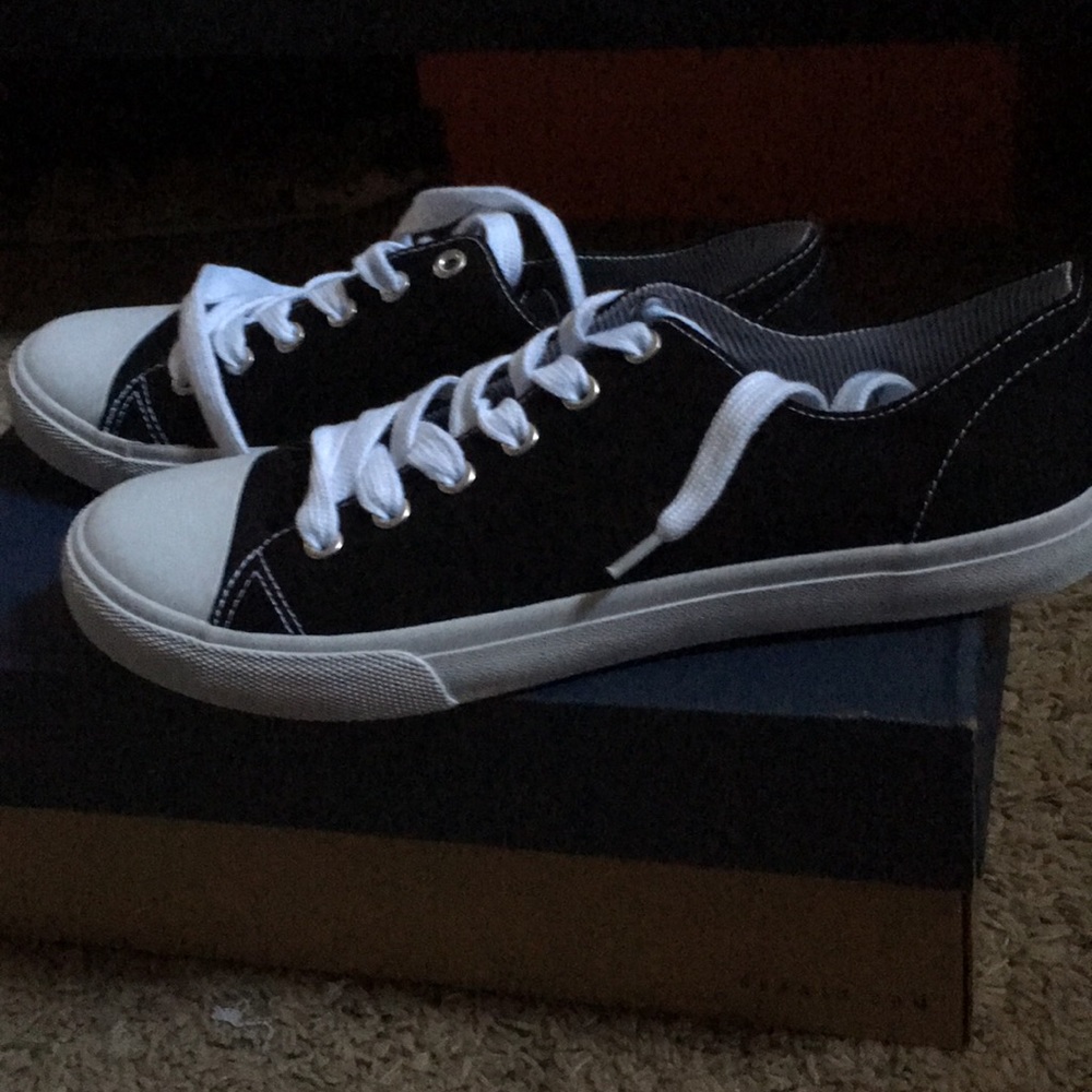 Nice Bass sneakers